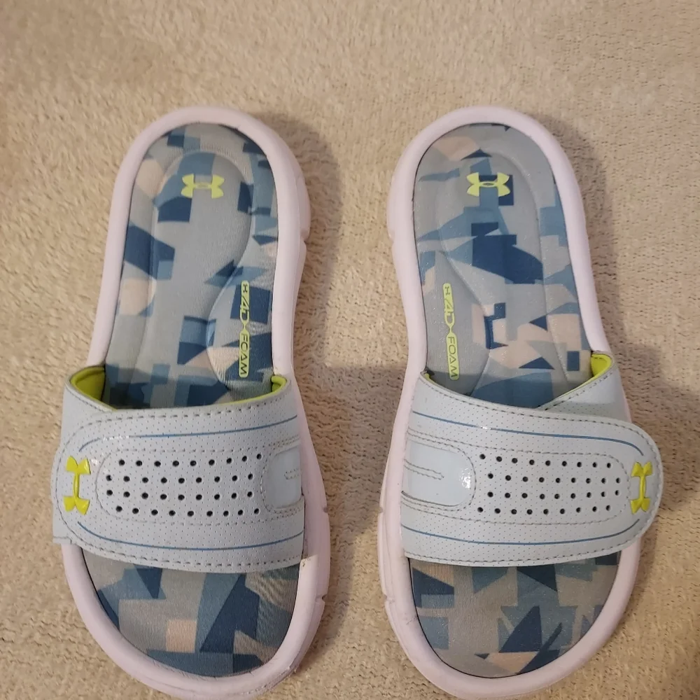 UA Girl's cushioned slides blue/green/white size 2Y